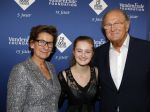 Amsterdam 23 november 2015 
Irene v d Laar stapt uit taxi.5 jaar nieuwe de la mar en 15 jaar de joop en Janine v d Ende foundation. violiste Noa Wildschut