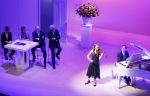 Amsterdam 23 november 2015 
Irene v d Laar stapt uit taxi.5 jaar nieuwe de la mar en 15 jaar de joop en Janine v d Ende foundation. violiste Noa Wildschut