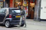 Amsterdam 18 november 2015
Patty Brard doet boodschappen in haar patmobile
