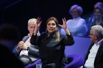 Aalsmeer 27 november 20152e en laatste aflevering van sbs6 programma mindmasters met oa Peter R de Vries Sabia Boulahrouz Patty Brard Patricia Paay Boer Geert en Maarten v d Weijden. Kim Lian v d Meij presenteert het programma. Wegens tegenvallende kijkcijfers werd het programma na twee afleveringen van de tv gehaald. sabia haar drie kinderen Katharina Amaya en Daamin waren aanwezig met de tante (aupair) van Sabia