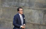 Amsterdam 25 november 2015 
Prins Constantijn arriveert bij het paleis op de dam in zijn auto (audi A6 allroad)