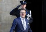 Amsterdam 25 november 2015 
Prins Constantijn arriveert bij het paleis op de dam in zijn auto (audi A6 allroad)