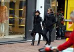 Amsterdam 20 november 2015 
Gigi Ravelle met haar vriend Roger Hodenius aan het winkelen.