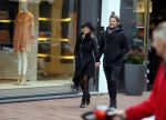 Amsterdam 20 november 2015 
Gigi Ravelle met haar vriend Roger Hodenius aan het winkelen.