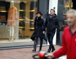 Amsterdam 20 november 2015 
Gigi Ravelle met haar vriend Roger Hodenius aan het winkelen.