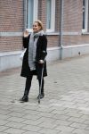 Amsterdam 20 november 2015
Tanja Jess met een kruk op straat.