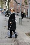 Amsterdam 20 november 2015
Tanja Jess met een kruk op straat.