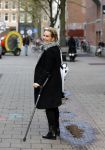 Amsterdam 20 november 2015
Tanja Jess met een kruk op straat.