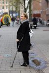 Amsterdam 20 november 2015
Tanja Jess met een kruk op straat.