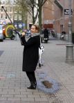 Amsterdam 20 november 2015
Tanja Jess met een kruk op straat.