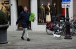 Amsterdam 18 november 2016
Albert Verlinde loopt met zijn hond in Amsterdam zuid