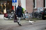 Amsterdam 18 november 2016
Albert Verlinde loopt met zijn hond in Amsterdam zuid