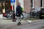 Amsterdam 18 november 2016
Albert Verlinde loopt met zijn hond in Amsterdam zuid