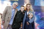 Amsterdam 10 december 2016
Premiere Sing in pathe arena. Annette Barlo met man Frank Timmer en kinderen