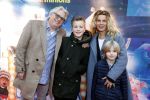 Amsterdam 10 december 2016
Premiere Sing in pathe arena. Annette Barlo met man Frank Timmer en kinderen