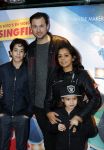 Amsterdam 10 december 2016
Premiere Sing in pathe arena. Boris Titulaer met vrouw en kinderen