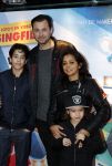 Amsterdam 10 december 2016
Premiere Sing in pathe arena. Boris Titulaer met vrouw en kinderen