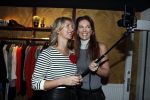 Amsterdam 17 december 2016 
Opening winkel Nynke Wynia door vriendin Micky Hoogendijk. Nynke met haar zus Christien Wynia