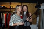 Amsterdam 17 december 2016 
Opening winkel Nynke Wynia door vriendin Micky Hoogendijk. Nynke met haar zus Christien Wynia