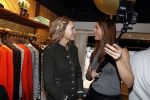 Amsterdam 17 december 2016 
Opening winkel Nynke Wynia door vriendin Micky Hoogendijk. Nynke met haar zus Christien Wynia