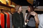 Amsterdam 17 december 2016 
Opening winkel Nynke Wynia door vriendin Micky Hoogendijk. Nynke met haar zus Christien Wynia