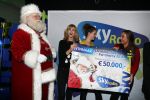 Amsterdam 7 december 2016
Sky radio Christmas tree event met oa Daphne en Emma Deckers Ronald de Boer Gers Pardoel Wilfred Genee Renate Verbaan en Bracha v Doesburgh. Fred v Leer en Manon Meijers zijn de jury. Marlayne Sahupala presenteert het geheel in het college hotel.