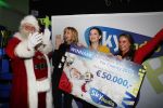 Amsterdam 7 december 2016
Sky radio Christmas tree event met oa Daphne en Emma Deckers Ronald de Boer Gers Pardoel Wilfred Genee Renate Verbaan en Bracha v Doesburgh. Fred v Leer en Manon Meijers zijn de jury. Marlayne Sahupala presenteert het geheel in het college hotel.