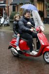 Amsterdam 23 november 201t6
Dirk Zeelenberg met zijn zoon onder paraplu op vespa scooter.