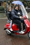 Amsterdam 23 november 201t6
Dirk Zeelenberg met zijn zoon onder paraplu op vespa scooter.