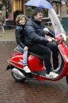 Amsterdam 23 november 201t6
Dirk Zeelenberg met zijn zoon onder paraplu op vespa scooter.