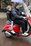 Amsterdam 23 november 201t6
Dirk Zeelenberg met zijn zoon onder paraplu op vespa scooter.