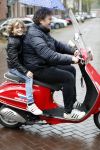 Amsterdam 23 november 201t6
Dirk Zeelenberg met zijn zoon onder paraplu op vespa scooter.