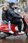 Amsterdam 23 november 201t6
Dirk Zeelenberg met zijn zoon onder paraplu op vespa scooter.
