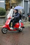 Amsterdam 23 november 201t6
Dirk Zeelenberg met zijn zoon onder paraplu op vespa scooter.