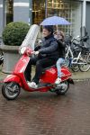 Amsterdam 23 november 201t6
Dirk Zeelenberg met zijn zoon onder paraplu op vespa scooter.