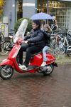 Amsterdam 23 november 201t6
Dirk Zeelenberg met zijn zoon onder paraplu op vespa scooter.