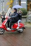 Amsterdam 23 november 201t6
Dirk Zeelenberg met zijn zoon onder paraplu op vespa scooter.