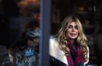Amsterdam 24 november 2016
Esteel Cruijff op terras in amsterdam zuid met kopje koffie en mobieltje