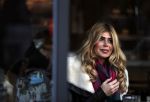 Amsterdam 24 november 2016
Esteel Cruijff op terras in amsterdam zuid met kopje koffie en mobieltje