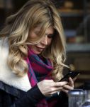 Amsterdam 24 november 2016
Esteel Cruijff op terras in amsterdam zuid met kopje koffie en mobieltje