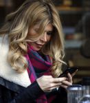 Amsterdam 24 november 2016
Esteel Cruijff op terras in amsterdam zuid met kopje koffie en mobieltje