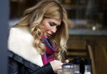 Amsterdam 24 november 2016
Esteel Cruijff op terras in amsterdam zuid met kopje koffie en mobieltje