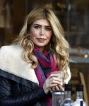 Amsterdam 24 november 2016
Esteel Cruijff op terras in amsterdam zuid met kopje koffie en mobieltje