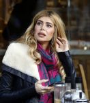 Amsterdam 24 november 2016
Esteel Cruijff op terras in amsterdam zuid met kopje koffie en mobieltje
