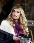 Amsterdam 24 november 2016
Esteel Cruijff op terras in amsterdam zuid met kopje koffie en mobieltje