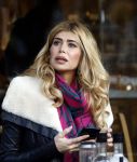 Amsterdam 24 november 2016
Esteel Cruijff op terras in amsterdam zuid met kopje koffie en mobieltje