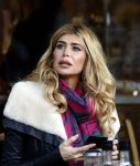 Amsterdam 24 november 2016
Esteel Cruijff op terras in amsterdam zuid met kopje koffie en mobieltje