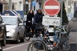 Amsterdam 14 december 2016
Frank Rijkaard met zijn vrouw Stephanie Rucker op de fiets op de pc hooftstraat