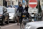 Amsterdam 14 december 2016
Frank Rijkaard met zijn vrouw Stephanie Rucker op de fiets op de pc hooftstraat