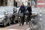 Amsterdam 14 december 2016
Frank Rijkaard met zijn vrouw Stephanie Rucker op de fiets op de pc hooftstraat